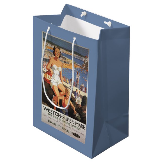 Mutter u. Sohn auf Strand-Eisenbahn-Plakat Mittlere Geschenktüte (Vorderseite Schrägansicht)