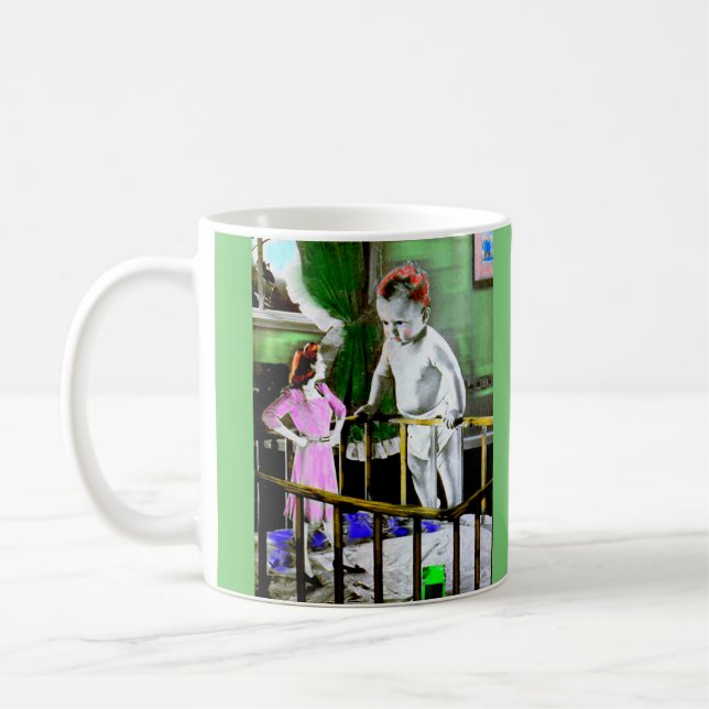 Mutter und ihr Riesenbaby der 40er Jahre Kaffeetasse (Links)