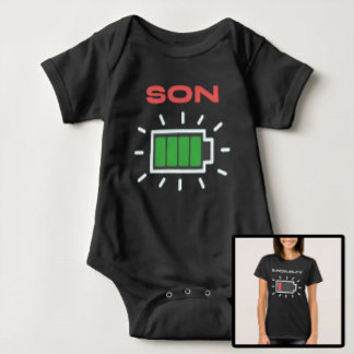 Mutter und Sohn Akku Baby Strampler