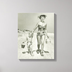 Mutter und Sohn beim Spaziergang Leinwanddruck