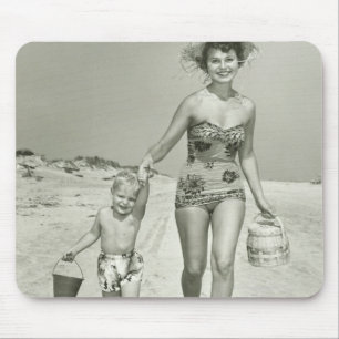 Mutter und Sohn beim Spaziergang Mousepad