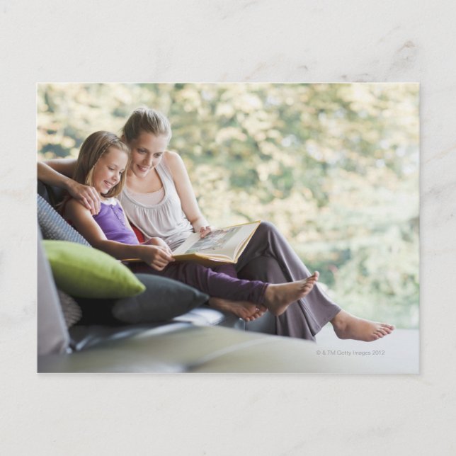 Mutter und Tochter lesen Geschichtenbuch Postkarte (Vorderseite)