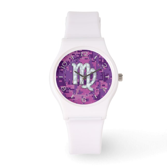 Mutter von Pearl Virgo Zodiac beim Wählen der rosa Armbanduhr (Vorderseite)