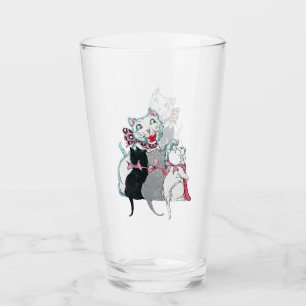 Mutterkatze lächeln, die mit drei Kätzchenbrühen s Glas