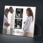 Mutterschaft 4 Fotos Overlay Monogramm Fotoplatte<br><div class="desc">Mutterschaft 4 Fotos Overlay Monogramm Anfangsname. Ein Sake für die Eltern mit dieser 4-Foto-Collage,  für Ihre Schwangerschaft und Baby-Scan-Bilder. Ein Monogramm-Initial ist in Gold,  der Name überlagert sich oben. Einfach mit Ihren Daten personalisieren und einfach die Beispielbilder durch Ihre eigenen ersetzen.</div>