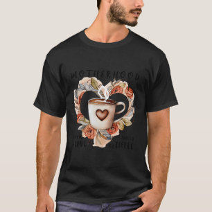 Mutterschaft mit Liebe, die durch Kaffee angetrieb T-Shirt