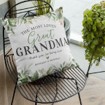 Muttertag Botanische Großmutter Kissen<br><div class="desc">Personalisiertes Urgroßmutter-Kissen mit eleganten Aquarellfarben-grünen botanischen Eukalyptus-Blätter, goldenen Blumenakzenten, dem niedlichen Sprichwort "die beliebteste Ur-Oma, danke, dass Sie unsere sind", und den Enkel-Namen.</div>