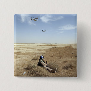 MV-22B Ospreys fliegen über den Korpus der US-Mari Button