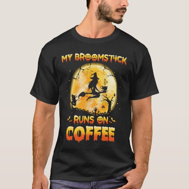My Broomstick Runs On Coffee Witch Flying Hallowee T-Shirt (Vorderseite)