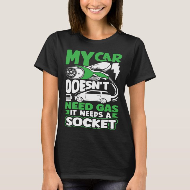 My car needs a Socket Battery Electric Vehicle EV T-Shirt (Vorderseite)