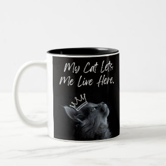 My Cat Lets Me Live Here Zweifarbige Tasse