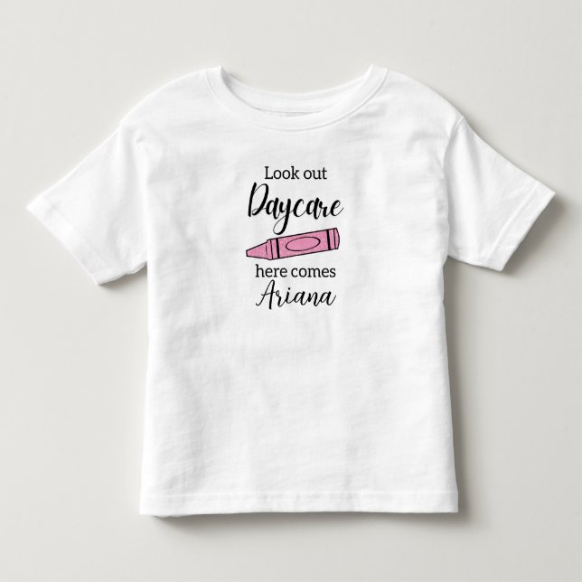 My First Day of Daycare, Pink Glitter Crayon Kleinkind T-shirt (Vorderseite)