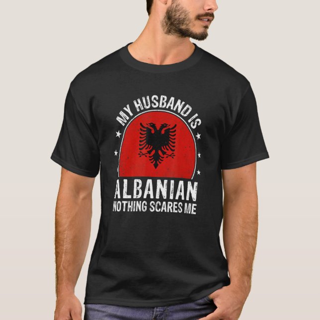 My Husband Is Albanian Nothing Scares Me Albanian  T-Shirt (Vorderseite)