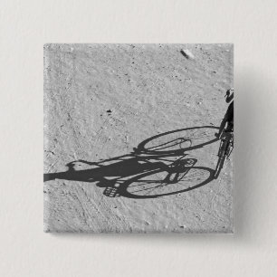 Myamar, Bagan, Junge, der auf einem riesigen Fahrr Button