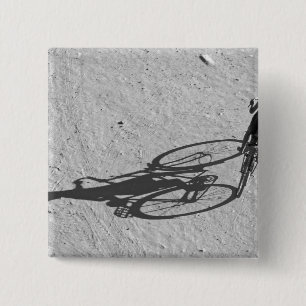 Myamar, Bagan, Junge, der auf einem riesigen Fahrr Button