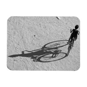 Myanmar, Bagan, Junge auf einem riesigen Fahrrad u Magnet