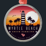 Myrtle Beach Leuchtturm SC Retro Sunset Souvenirs Ornament Aus Metall<br><div class="desc">Myrtle Beach Retro Strand Design für Urlaub. Myrtle Beach South Carolina Insel Vintage Souvenirs für Reisen nach South Carolina. Myrtle Beach Strandkunst für Urlauber und Rucksacktouristen aus South Carolina. Myrtle Beach retro Souvenir. Entworfen für Rucksacktouristen und Reisen nach South Carolina , Insel mit Strand Vintagen Souvenirs für Badeurlauber. - Sie...</div>