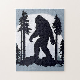 Mysteriöse Bigfoot-Silhouette im Mondlichtwald
