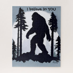 Mysteriöse Bigfoot Silhouette Spazieren gehen im W