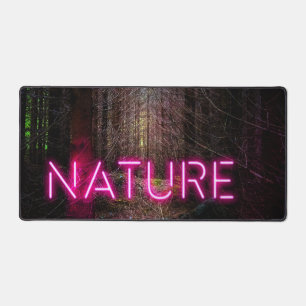 Mysteriöse Fichtenwälder Natur Neon magenta Schreibtischunterlage
