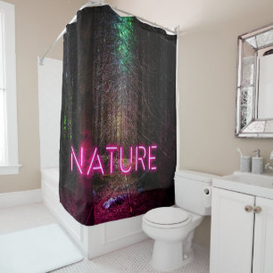 Mysteriöse Fichtenwälder Natur Neon magenta Zeiche Duschvorhang