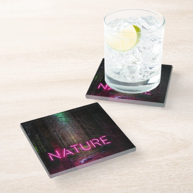 Mysteriöse Fichtenwälder Natur Neon magenta Zeiche Glasuntersetzer (Schrägansicht)