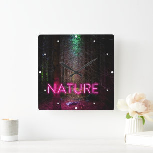 Mysteriöse Fichtenwälder Natur Neon magenta Zeiche Quadratische Wanduhr