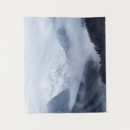 Mysteriöser Nebel, der durch Berglagen rollt Wandteppich