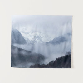 Mysteriöser Nebel, der durch Berglagen rollt Wandteppich