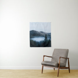 Mysteriöser Nebel, der im Wintersprudelwald gefang Wandteppich