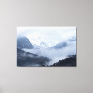 Mysteriöser Nebel durch Hügelschichten Leinwanddruck
