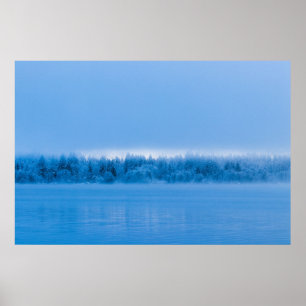 Mysteriöser Nebel über den verschneiten See Bohinj Poster