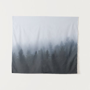 Mysteriöser Wald im Nebel Wandteppich