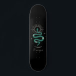 Mystic Green Celestie Snake & Name Cosmic Sparkle Skateboard<br><div class="desc">Dieses coole Skateboard mit grüner kosmischer Schlangenillustrierung wäre ein wunderbares Geschenk für jemanden,  der zum Skateboarden kommt! Fügen Sie einfach den gewünschten Namen hinzu,  indem Sie auf die Option "Personalisieren Sie diese Vorlage" klicken.</div>