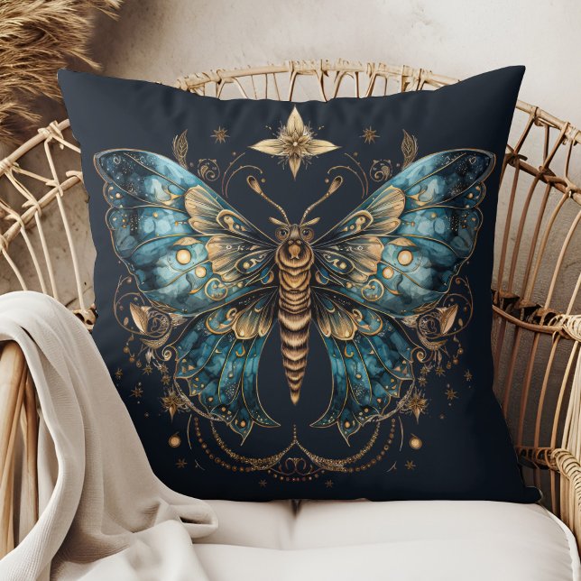 Mystic Moth – Enchanted Moon Throw Pillow Kissen (Mystic Moth – Enchanted Moon Throw Pillow in a boho rattan armchair.)