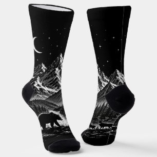 Mystic Mountain Wilderness Nacht im Linocut-Stil Socken