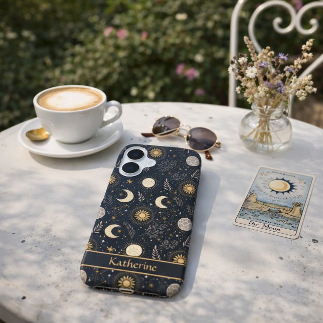 Mystical Celestial Moon Pattern Custom Name iPhone 16 Hülle (Von Creator hochgeladen)