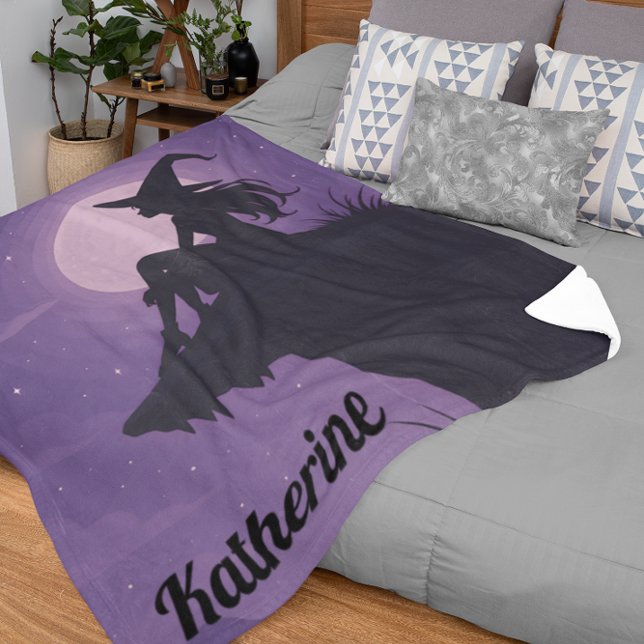 Mystical Witch Silhouette Under Moonlight Gift Sherpadecke (Von Creator hochgeladen)