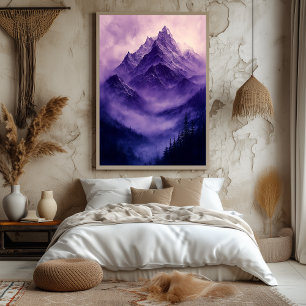 Mystische Berggipfel in monochromen Lila Poster