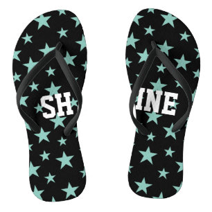 Mystische Blaugrüne Sterne und schwarzer Hintergru Flip Flops