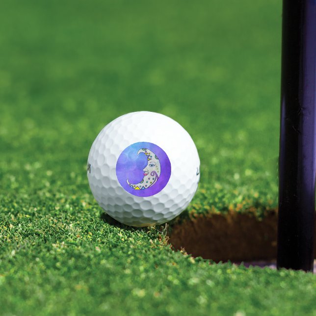 Mystische Halbmond Gesicht Hübsche Markierungen Li Golfball (Mystical white crescent moon decorations and face on purple sky background golf balls.)