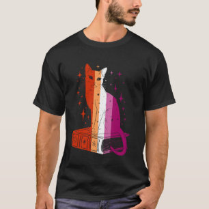 Mystische Katze auf einem Buch mit lesbischer Prid T-Shirt