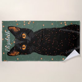 Mystische schwarze Katze mit orangefarbenen Augen  Strandtuch