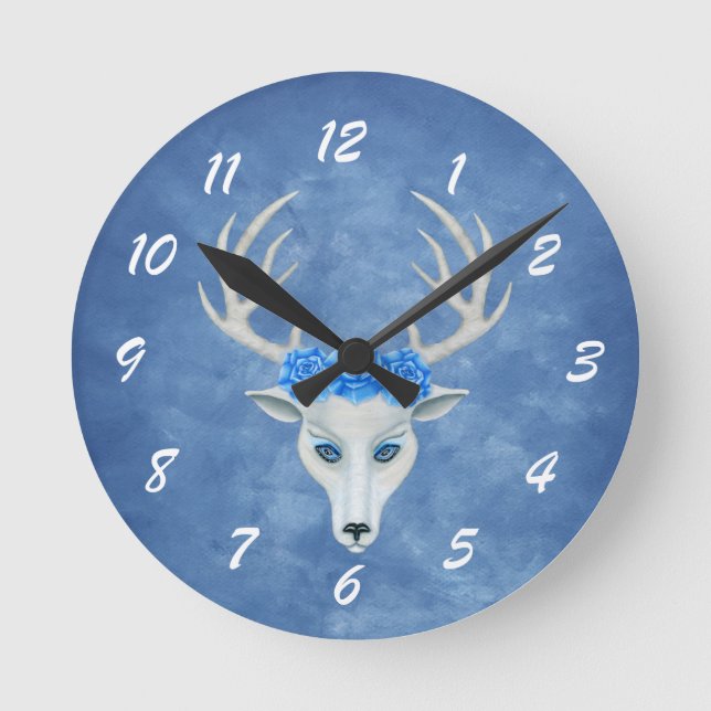 Mystische Weiße Hirsche Kopf Blaue Augen Rose auf  Runde Wanduhr (Vorderseite)