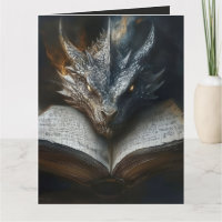 Mystischer Drache liest alte Bücher Postkarte | Be