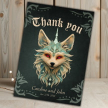 Mystischer Fuchs mit durchstechenden roten Augen.