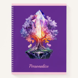 Mystischer Kristallbaum auf violettem strahlendem Notizbuch