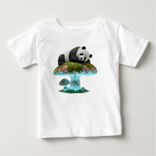 Mystischer schlafender Panda auf leuchtendem Pilz Baby T-shirt