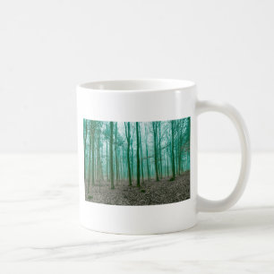 Mystischer Wald im Nebel im Grünen Kaffeetasse