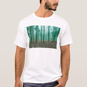 Mystischer Wald im Nebel im Grünen T-Shirt